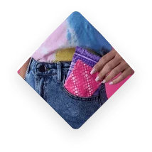 Embalagem Libresse no bolso da calça jeans